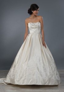 BUY Your Wedding Gown at RUNfortheDRESS.com. New Designer Wedding Gowns for LESS. July 15, 2018 1 DAY ONLY